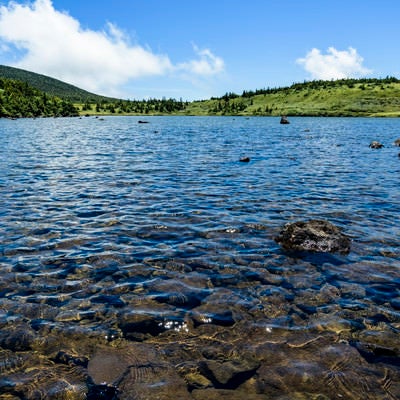 青空が映り込む山の上の湖（吾妻連峰）の写真