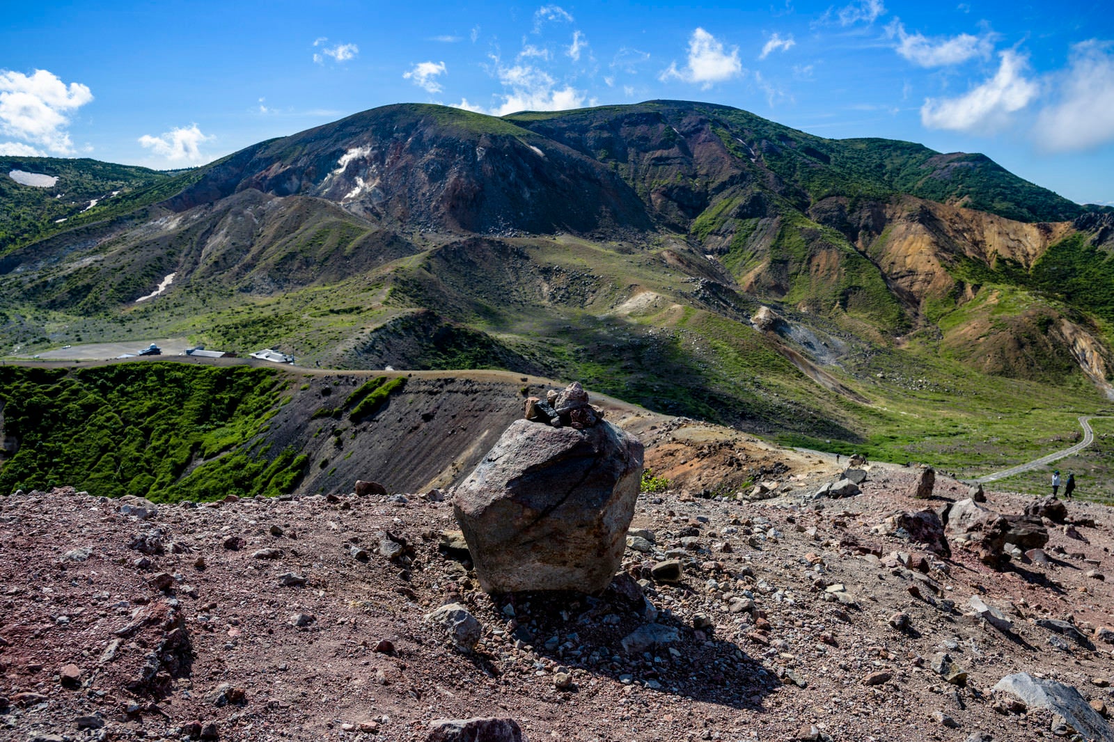 「浄土平に転がる火山岩と一切経山の山並み（吾妻連峰）」の写真