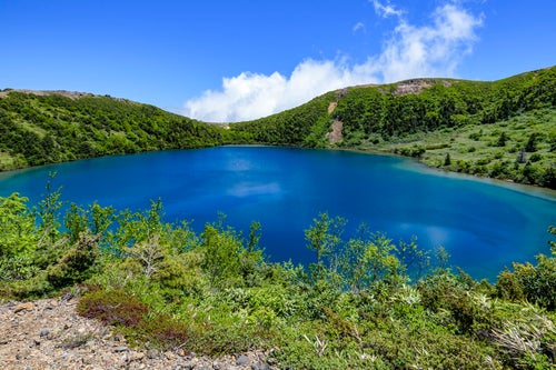 真っ青な水を携えたカルデラ湖（魔女の瞳）の写真
