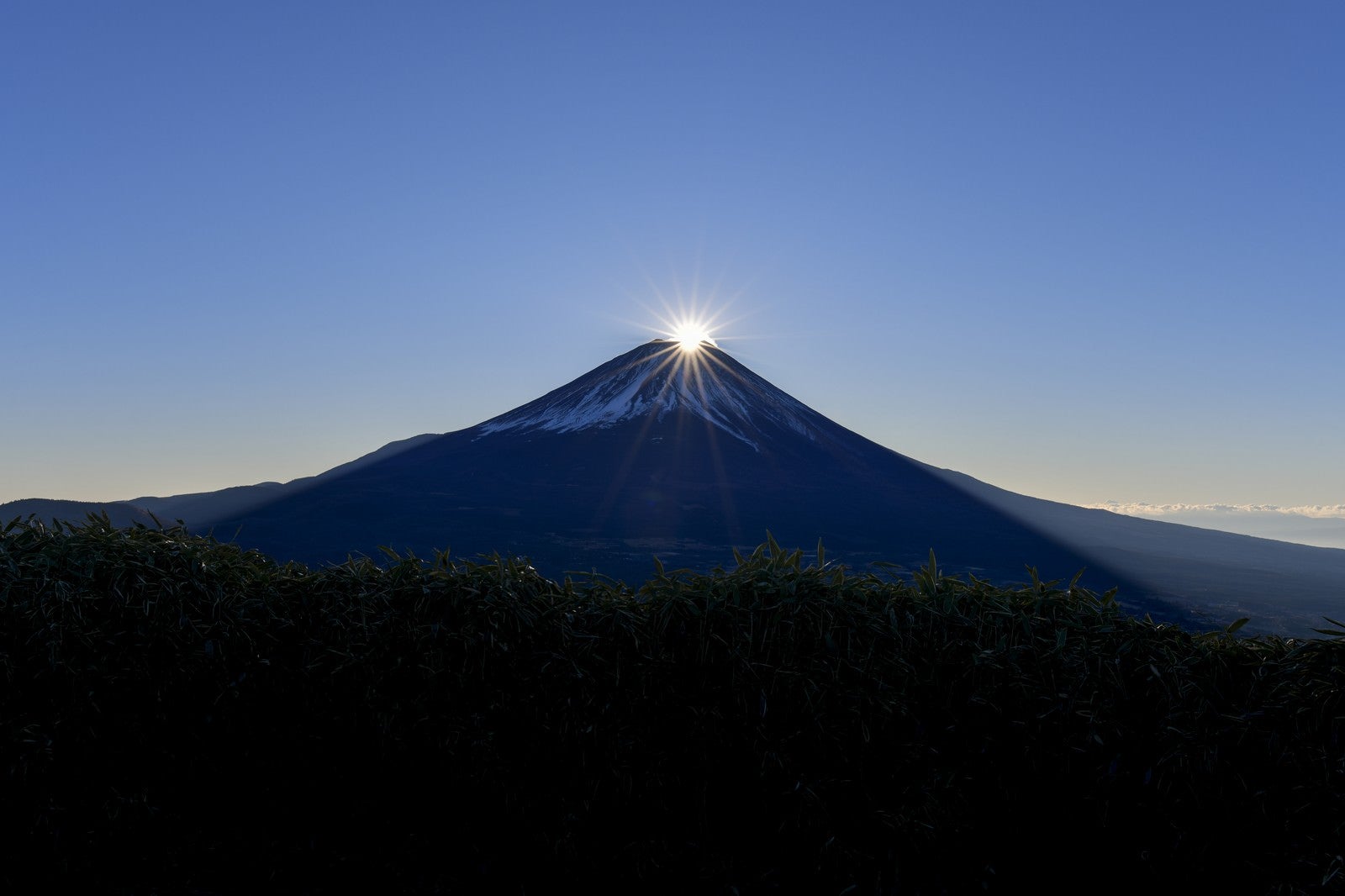 「顔を出したばかりのダイヤモンド富士」の写真
