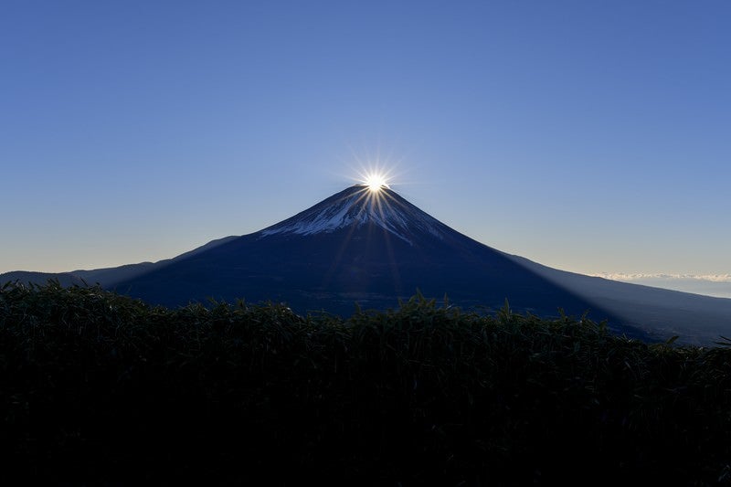 顔を出したばかりのダイヤモンド富士の写真