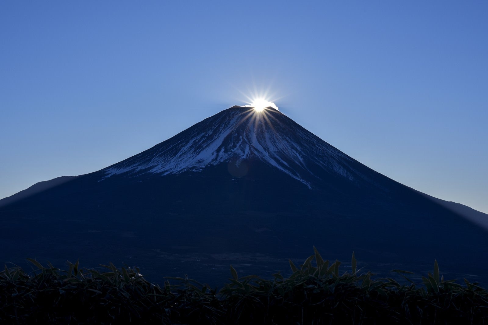 「山頂に登り始めた太陽（富士山）」の写真
