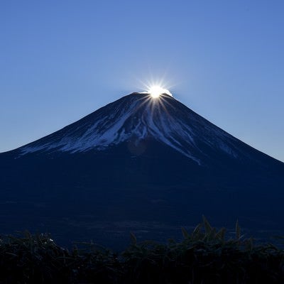 山頂に登り始めた太陽（富士山）の写真