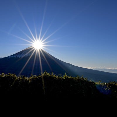 光芒とダイヤモンド富士（竜ヶ岳）の写真