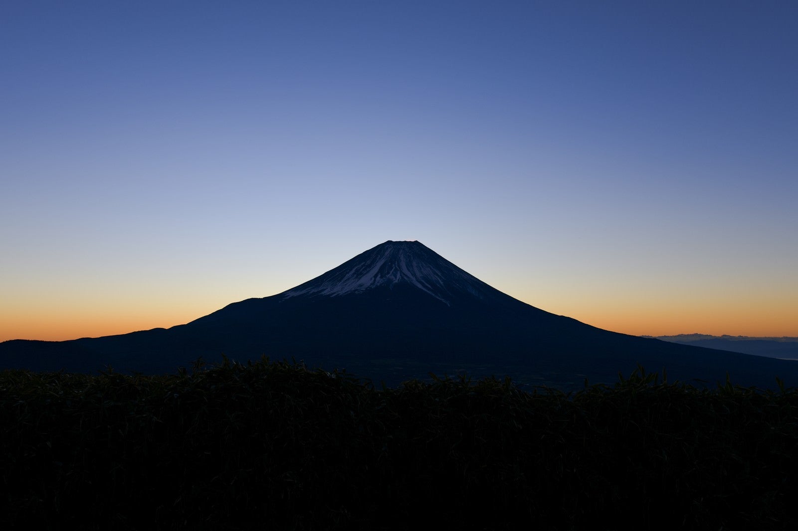 「夜明け前の富士山と朝焼け（竜ヶ岳）」の写真