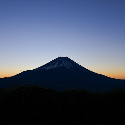 夜明け前の富士山と朝焼け（竜ヶ岳）の写真