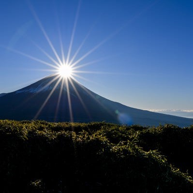巨大な光芒と輝く富士（竜ヶ岳）の写真
