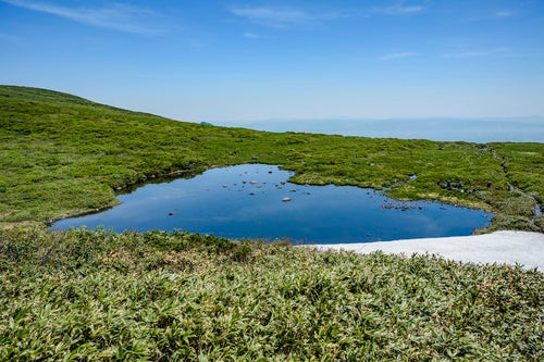 焼石岳にあるハート形の池の写真