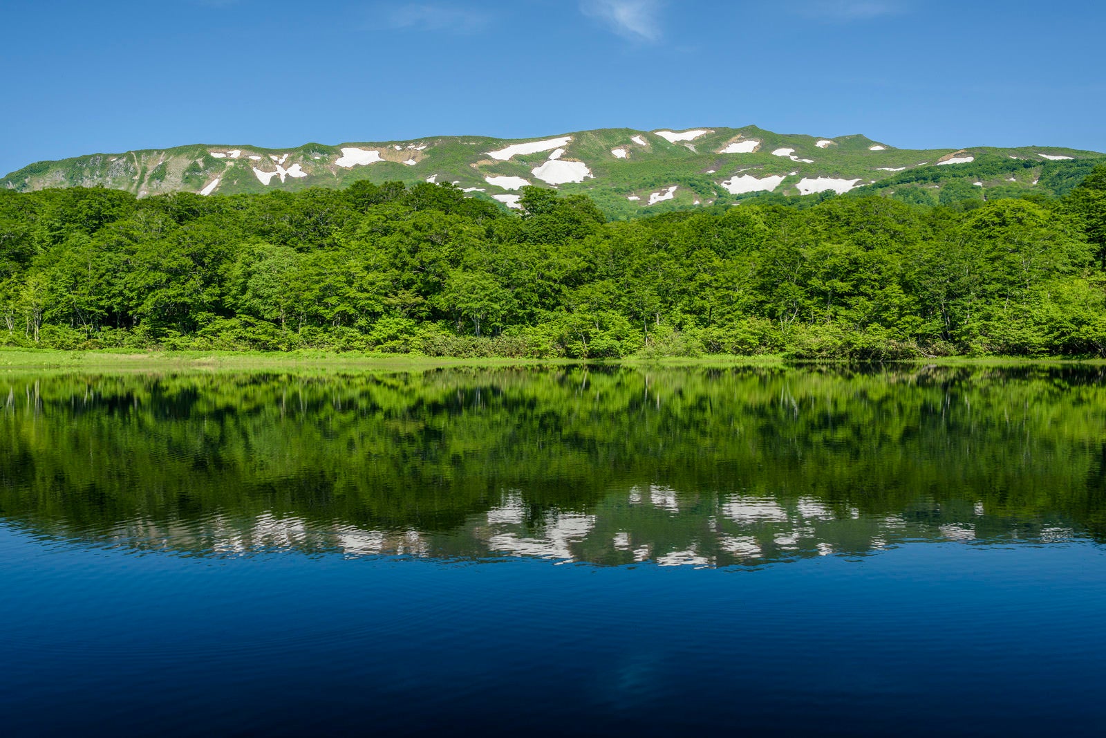 「湖に写る焼石岳（奥羽山脈）」の写真