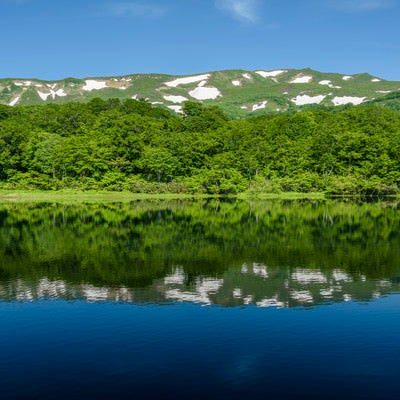 湖に写る焼石岳（奥羽山脈）の写真