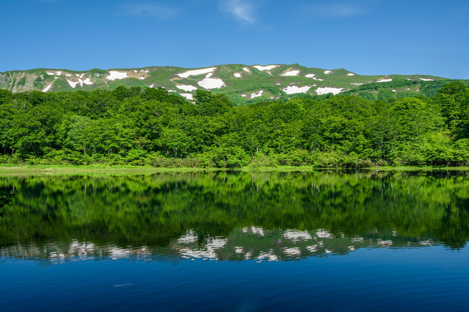 「湖面に反射する焼石岳の風景（奥羽山脈）」の写真