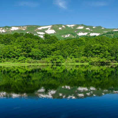 湖面に反射する焼石岳の風景（奥羽山脈）の写真