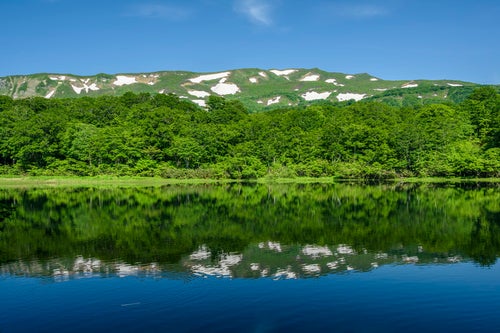 湖面に反射する焼石岳の風景（奥羽山脈）の写真