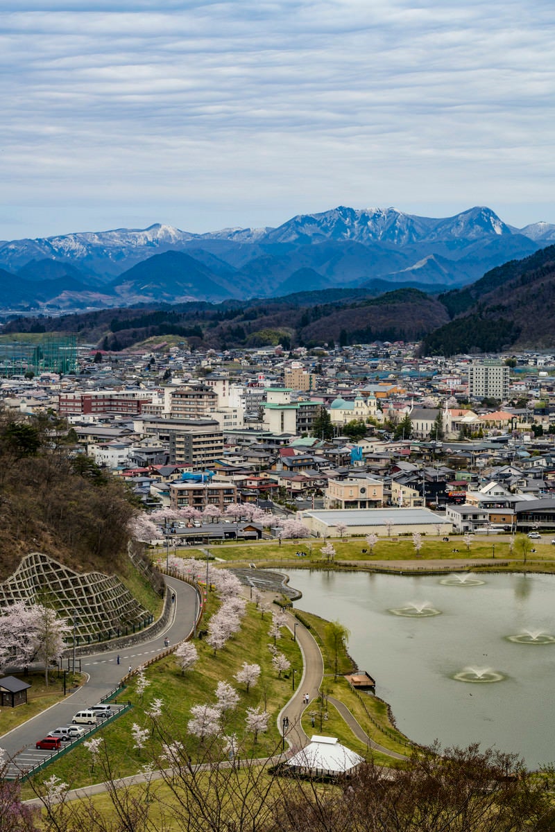 舞鶴山から俯瞰する天童市内と奥羽山脈の写真