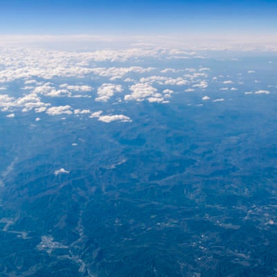 飛行機から見た大地と空の写真