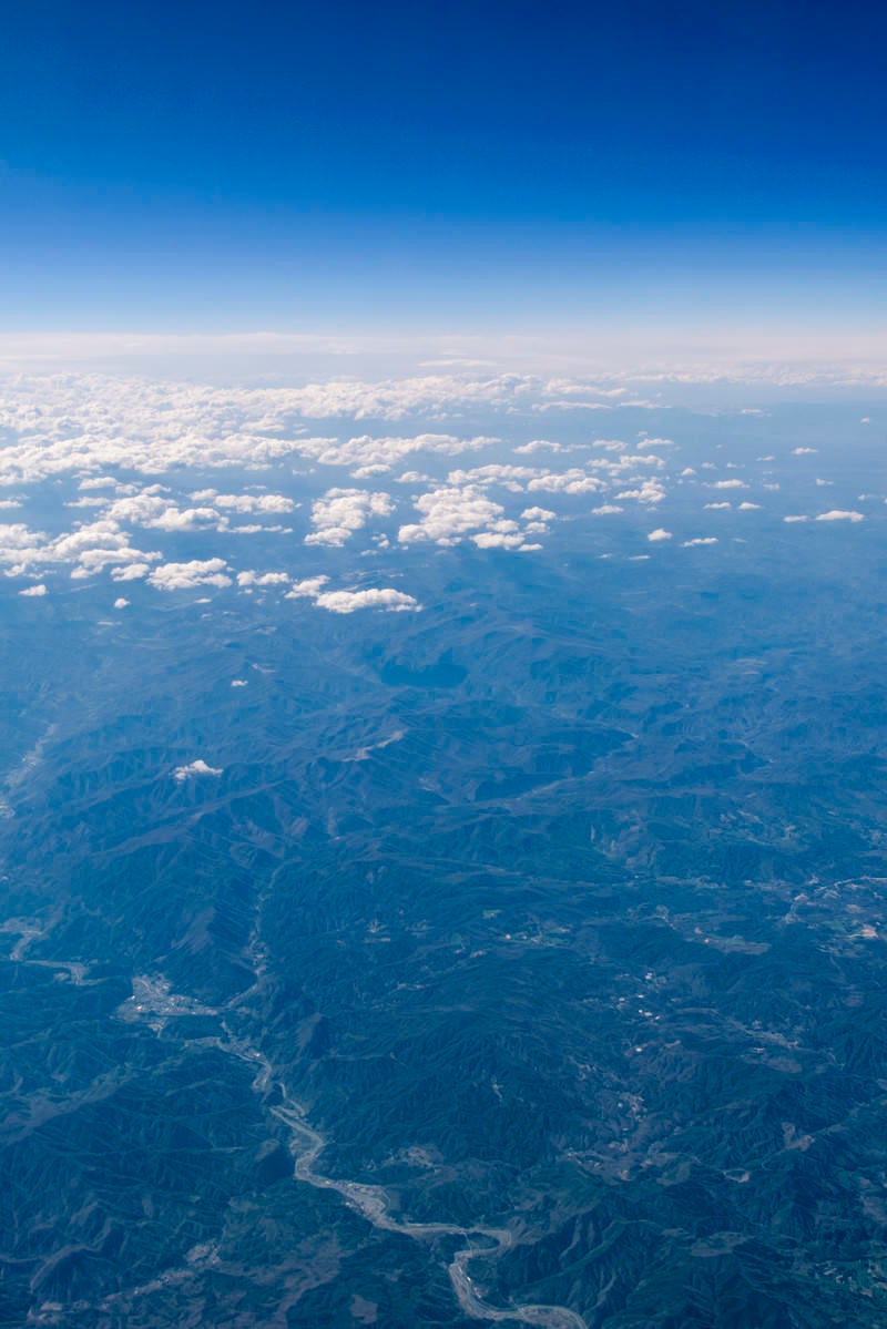 「飛行機から見た大地と空」の写真