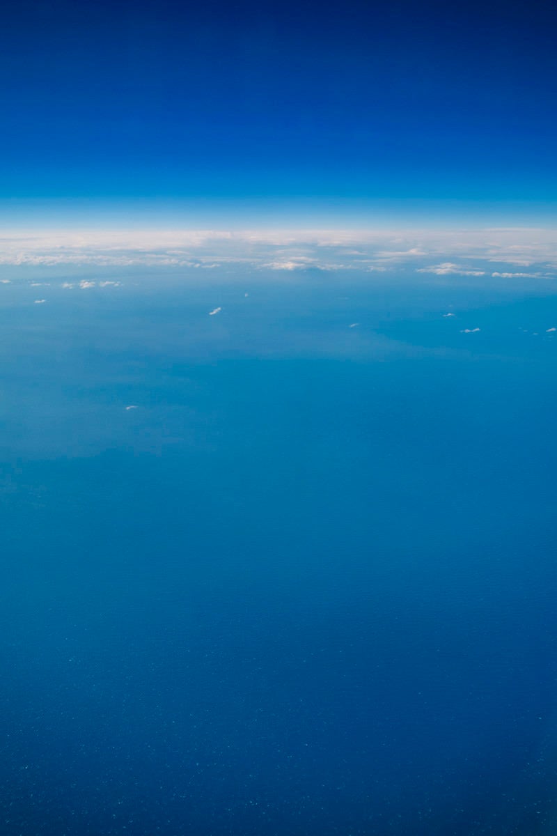 「飛行機から見た海と空」の写真