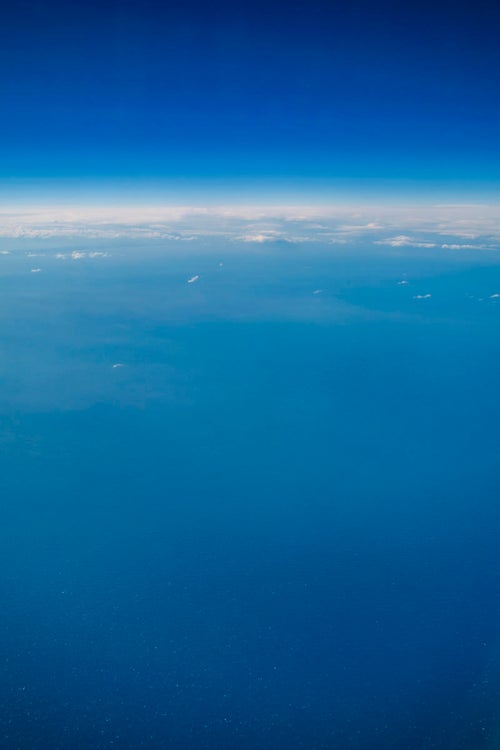 飛行機から見た海と空の写真