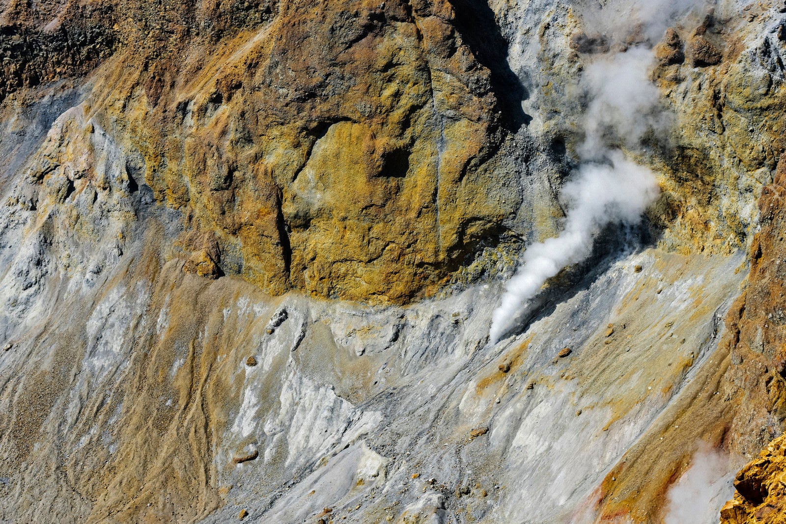 「雌阿寒岳火口の噴煙（北海道釧路市）」の写真
