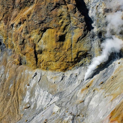 雌阿寒岳火口の噴煙（北海道釧路市）の写真