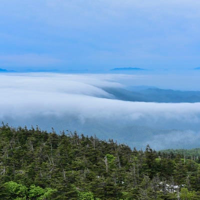 滝雲と雲海の向こうに浮かぶ山々（蔵王）の写真