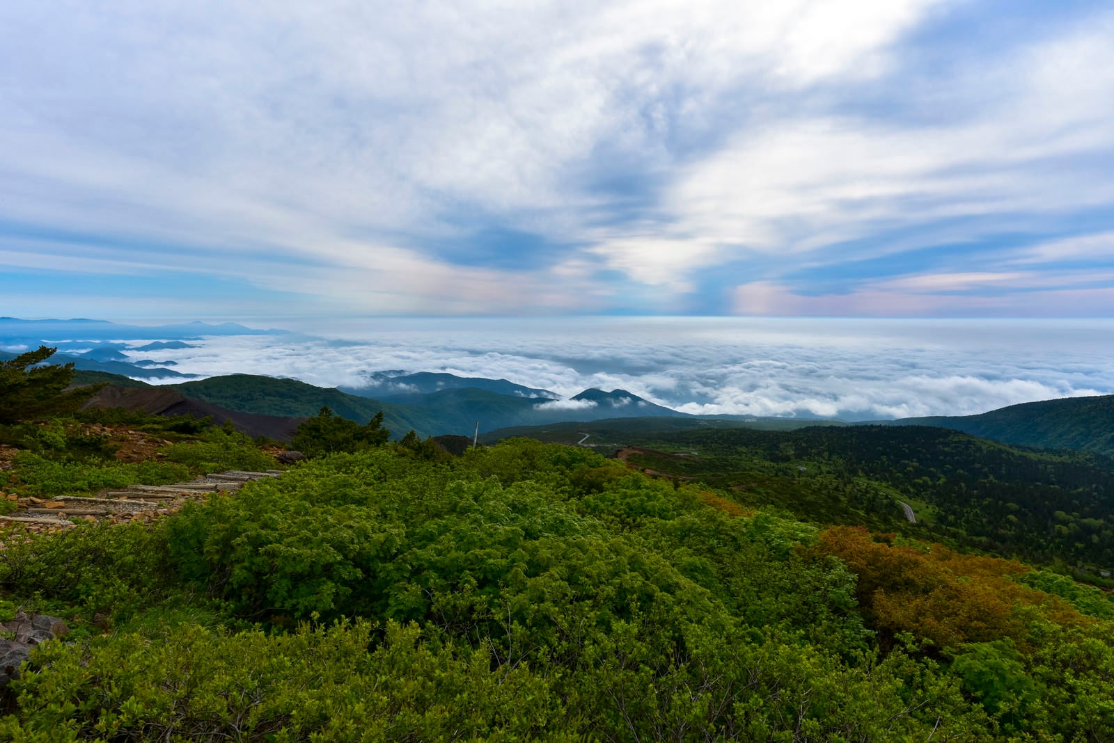 「雲の合間に広がる登山道（蔵王）」の写真