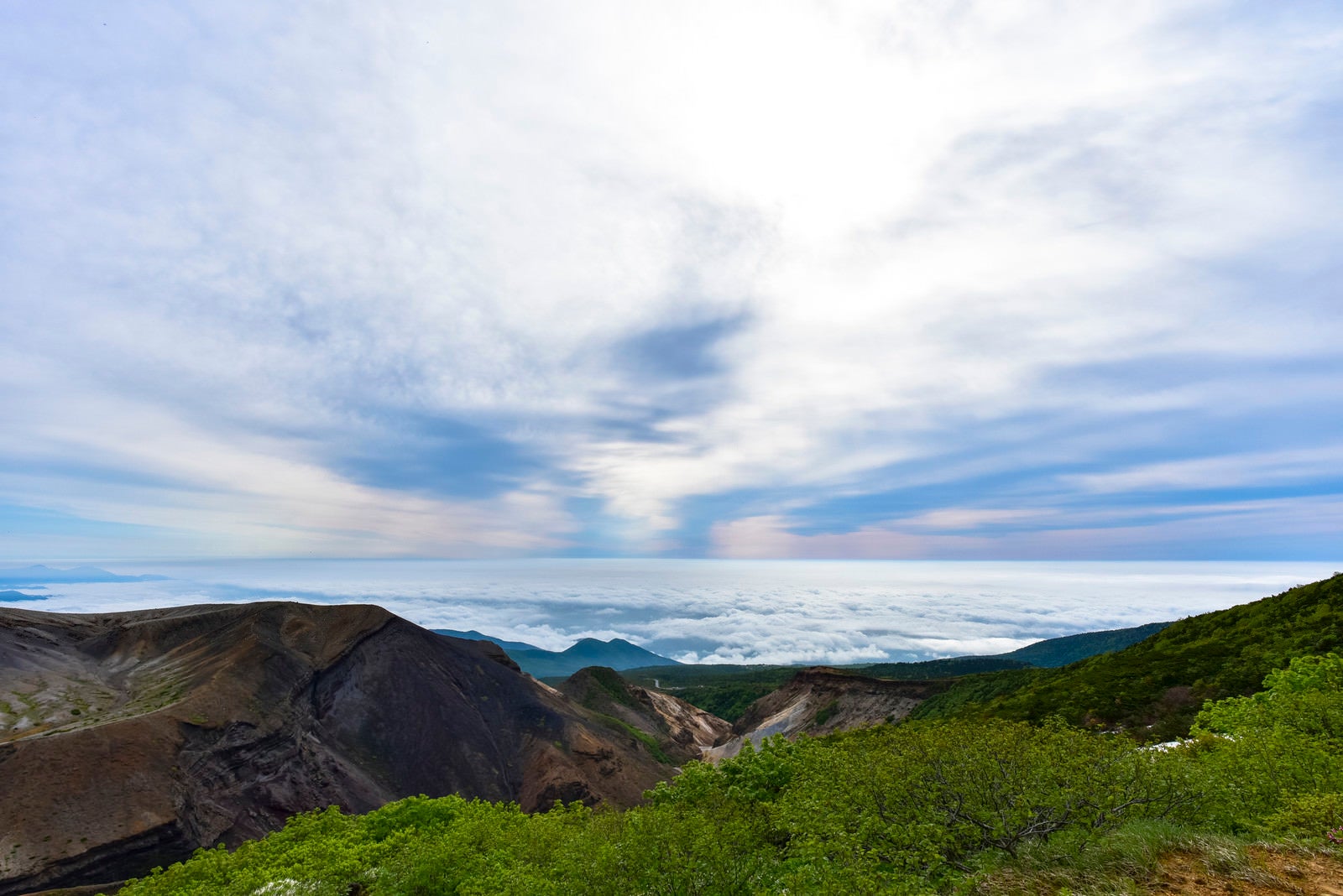 「雲海と上層雲に挟まれた山々（蔵王山）」の写真