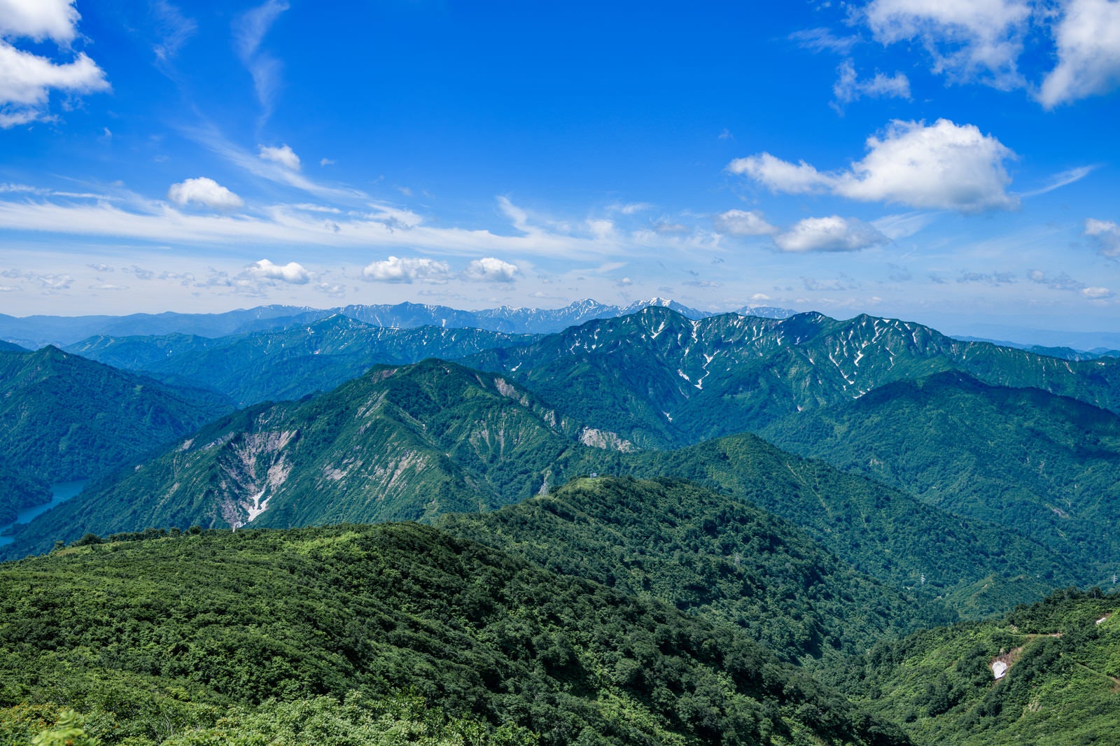 「浅草岳から見る風景と守門岳（福島県）」の写真