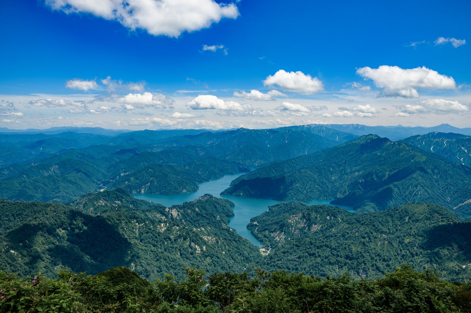 「浅草岳から見る守門岳と田子倉ダム（福島県）」の写真
