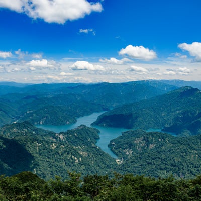 浅草岳から見る守門岳と田子倉ダム（福島県）の写真