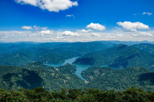 浅草岳から見る守門岳と田子倉ダム（福島県）の写真