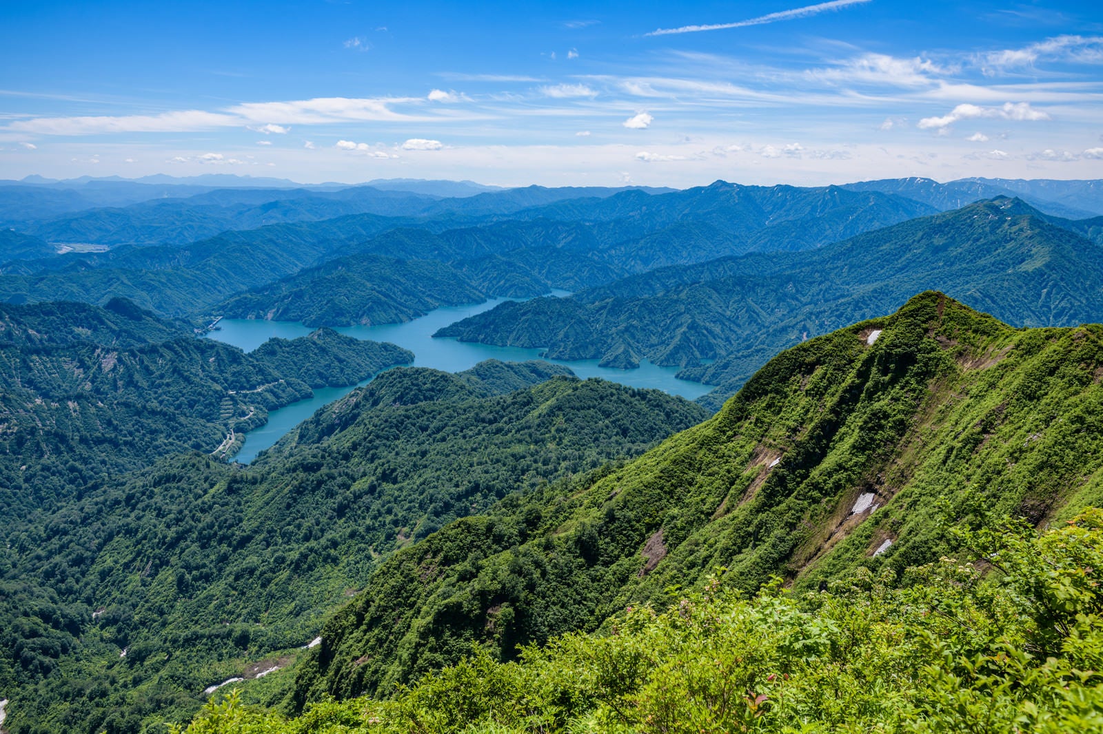 「俯瞰して拝む鬼ヶ面山と田子倉湖（福島県）」の写真
