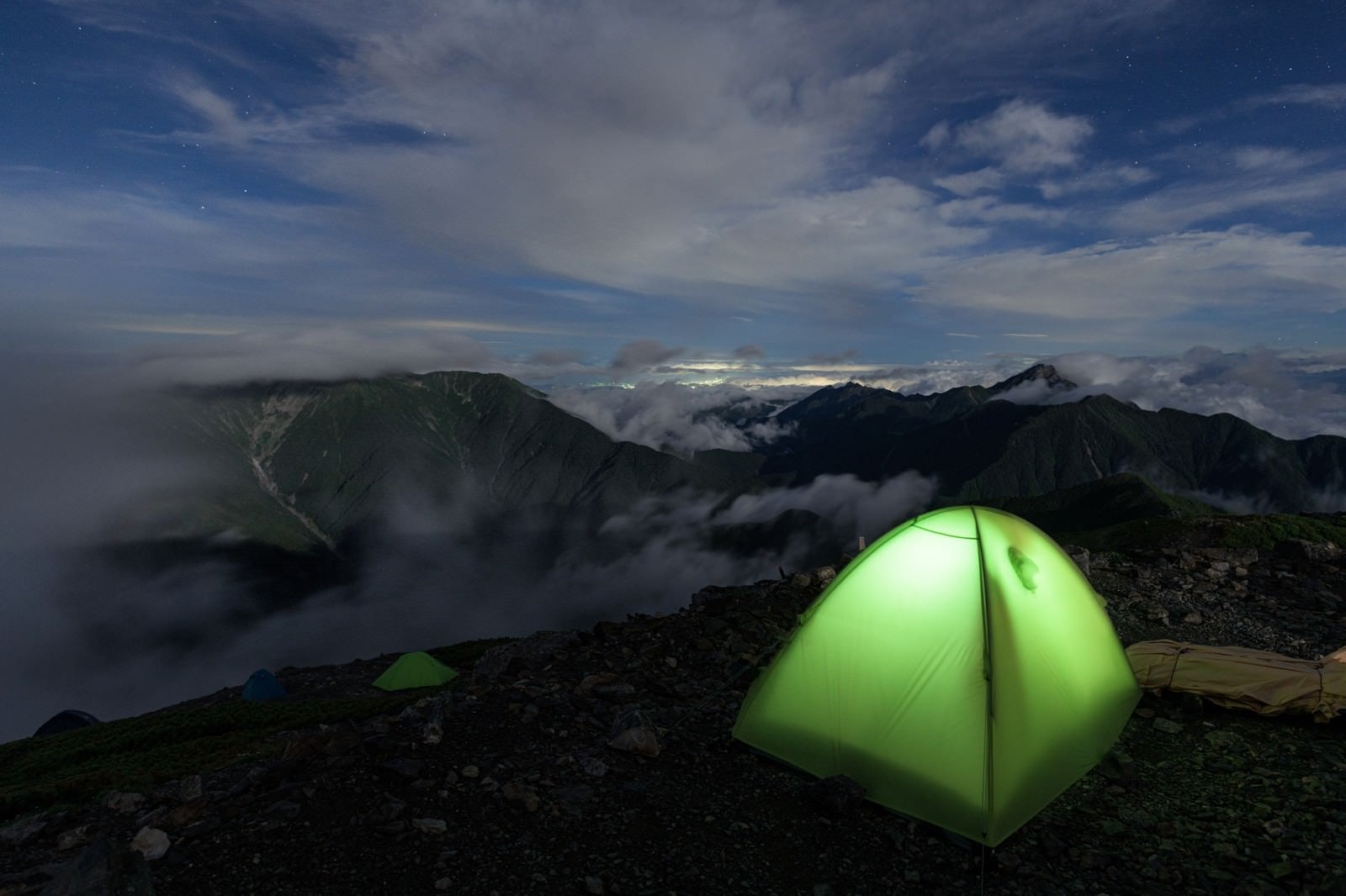「仙丈ヶ岳とテントの灯り」の写真