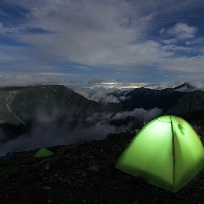 仙丈ヶ岳とテントの灯りの写真