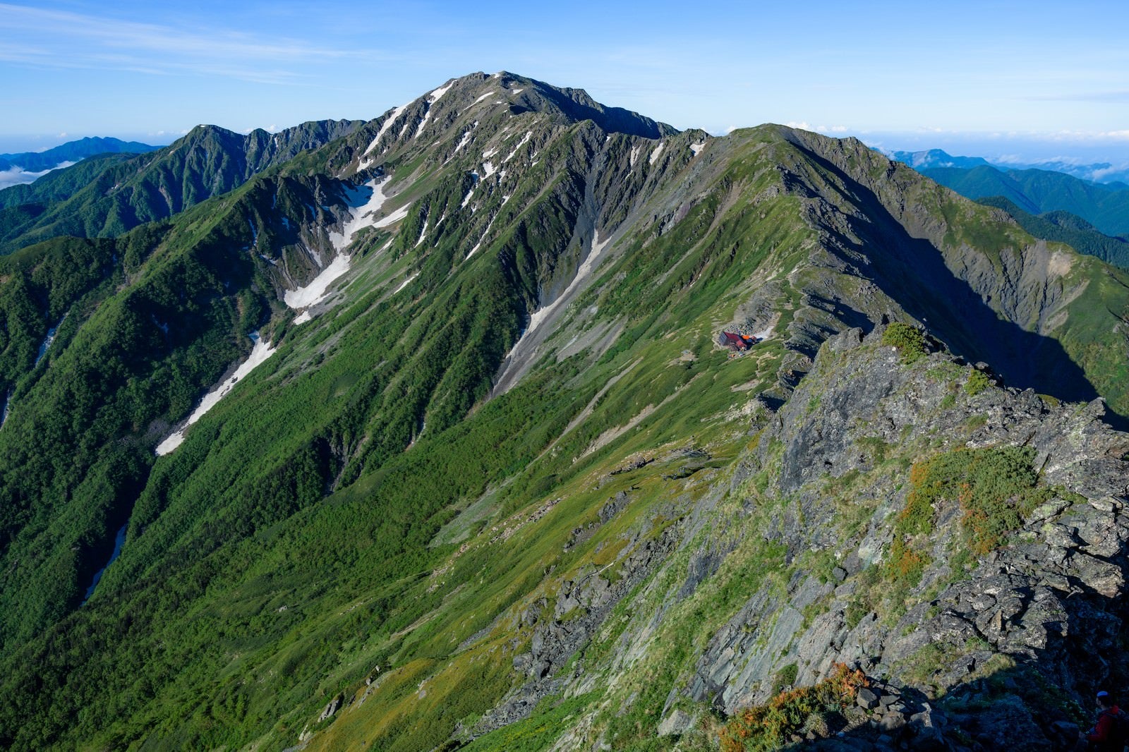 「標高が日本二位（3,193m）の北岳から見る三位の間ノ岳」の写真