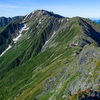 標高が日本二位（3,193m）の北岳から見る三位の間ノ岳の写真