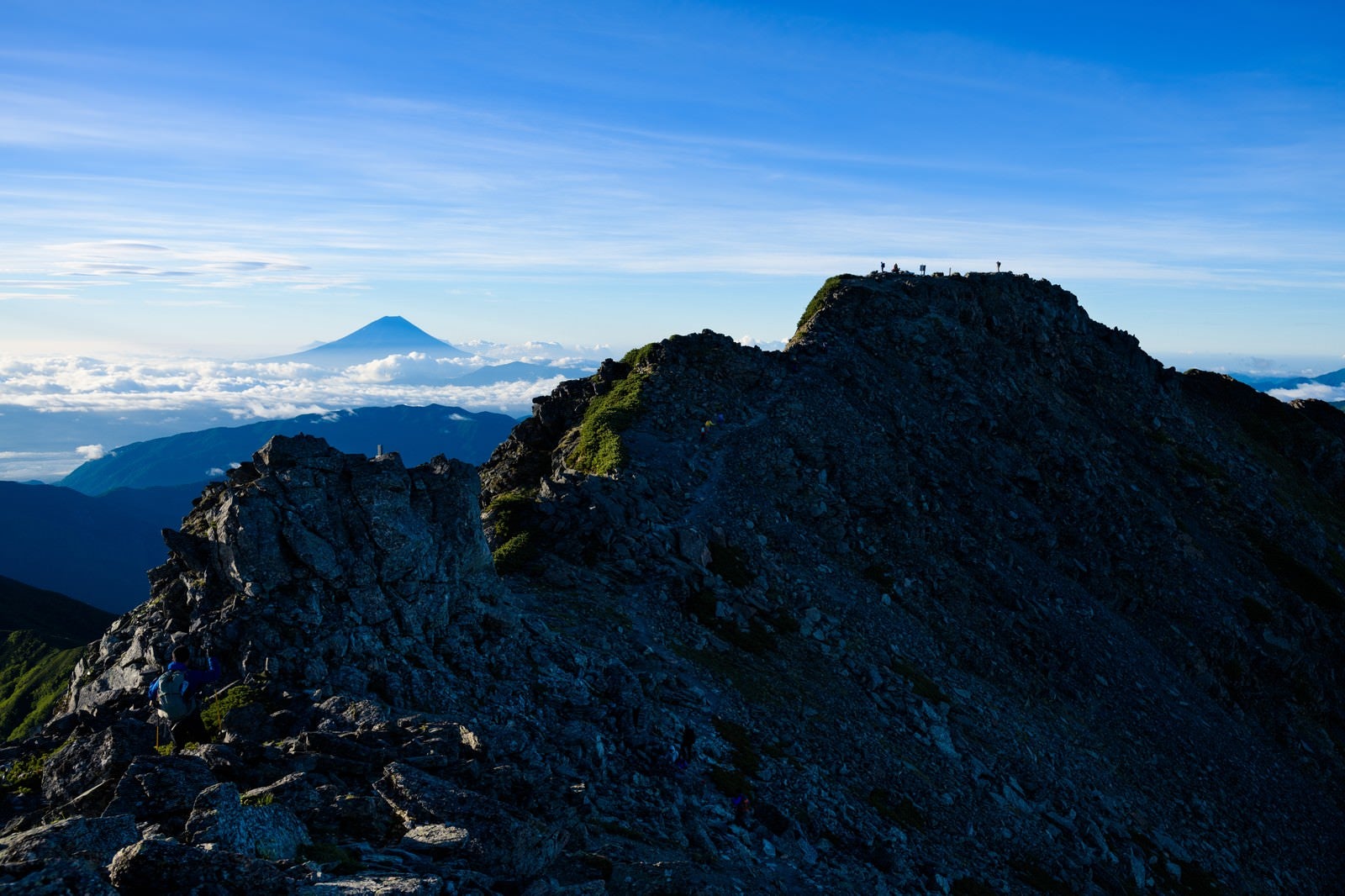 「日本最高峰の富士山と二位の北岳の景観」の写真