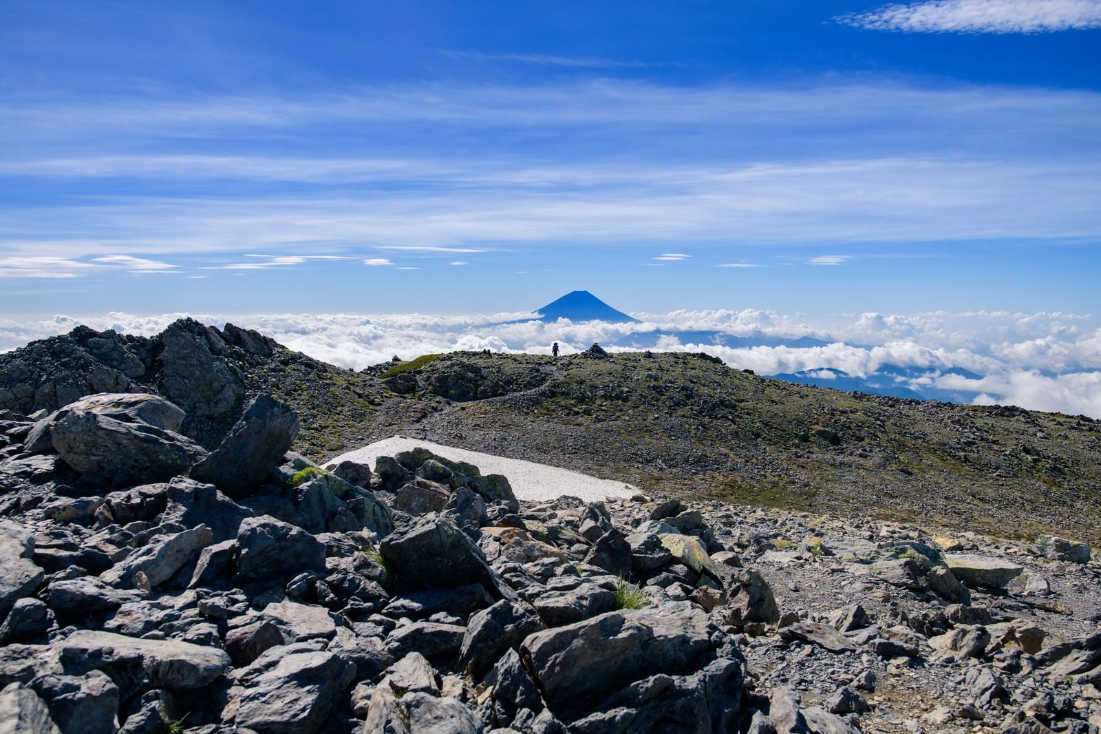 「間ノ岳山頂から富士山を望む」の写真