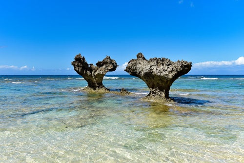 恋島の名所ハートロック（沖縄県）の写真