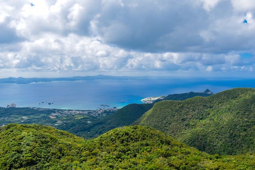嘉津宇岳からみる名護の青い海（沖縄県）の写真