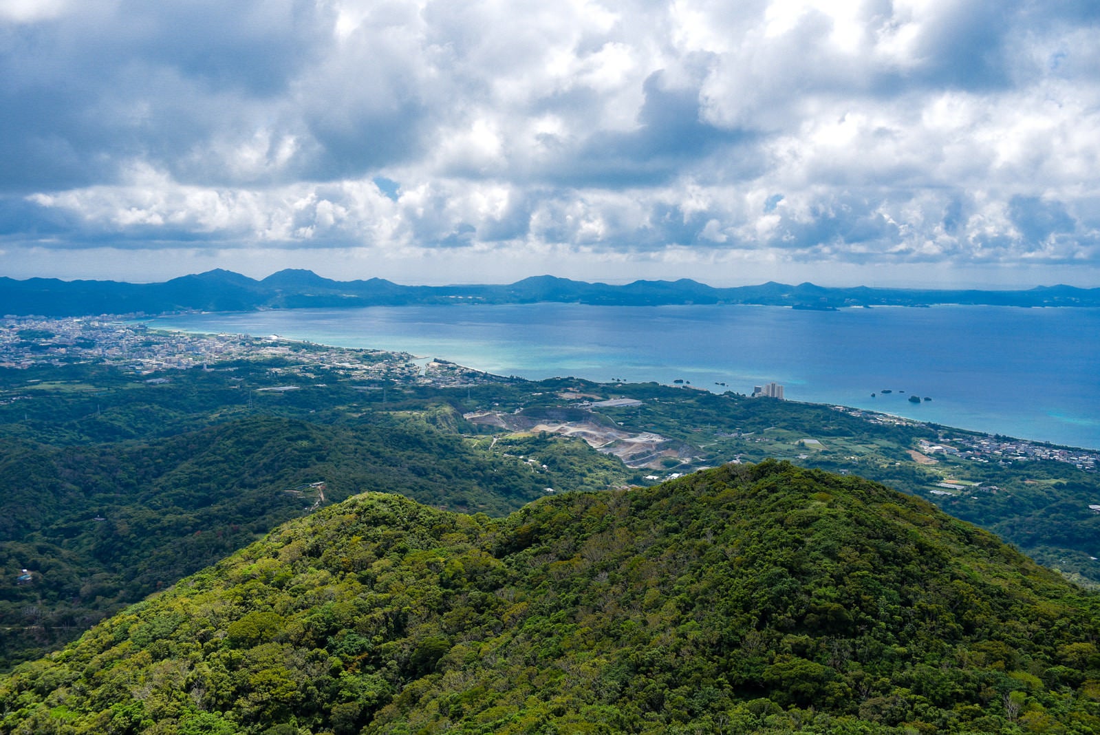 「嘉津宇岳から見る名護の街並みと青い海（沖縄県）」の写真