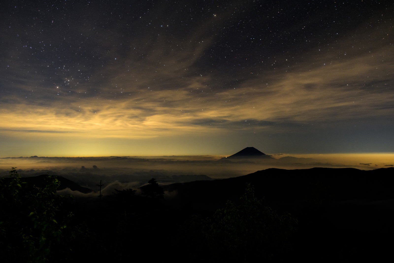 「千枚小屋から見る星空と雲に浮かぶ富士山」の写真
