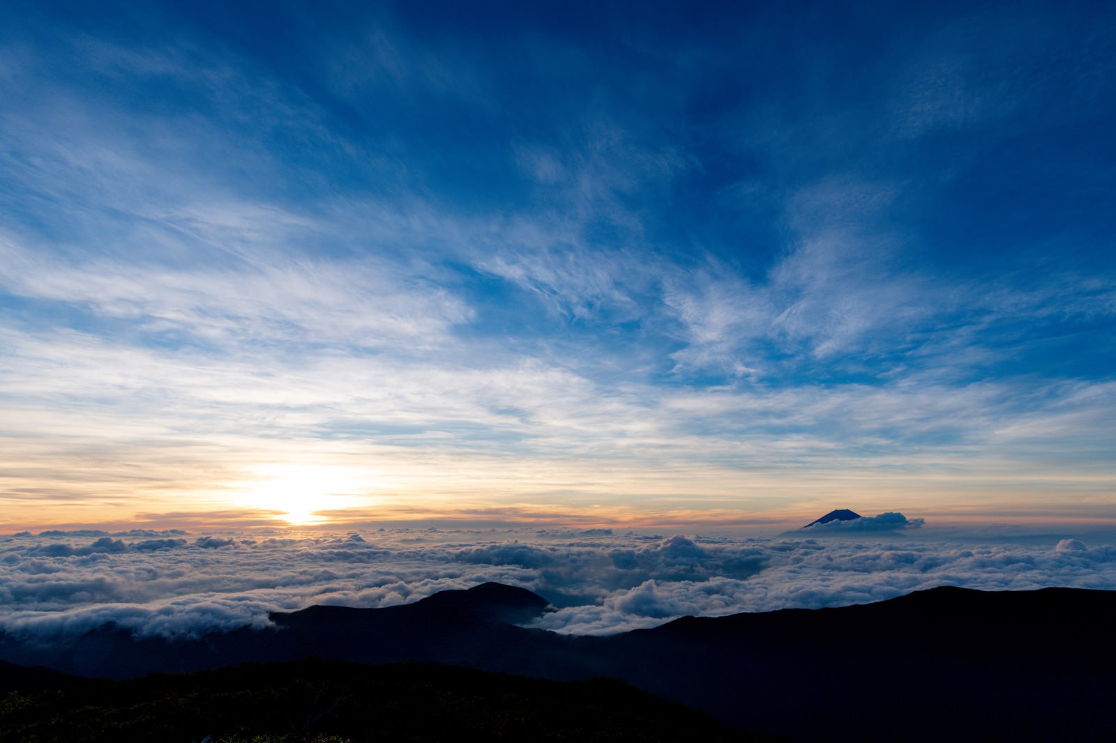 「千枚岳から見る富士山と朝日」の写真