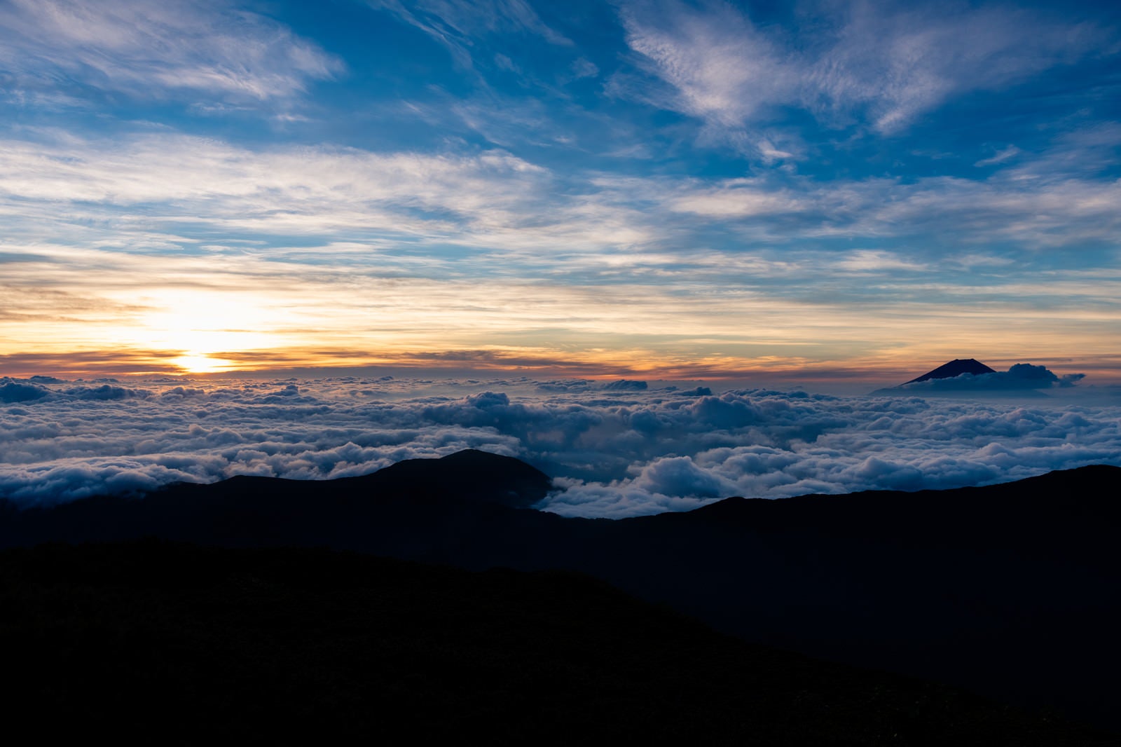「千枚岳から望む朝焼けと富士山」の写真