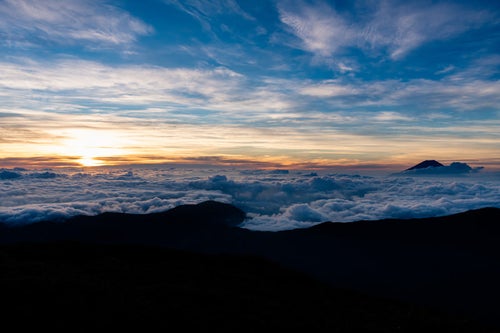 千枚岳から望む朝焼けと富士山の写真