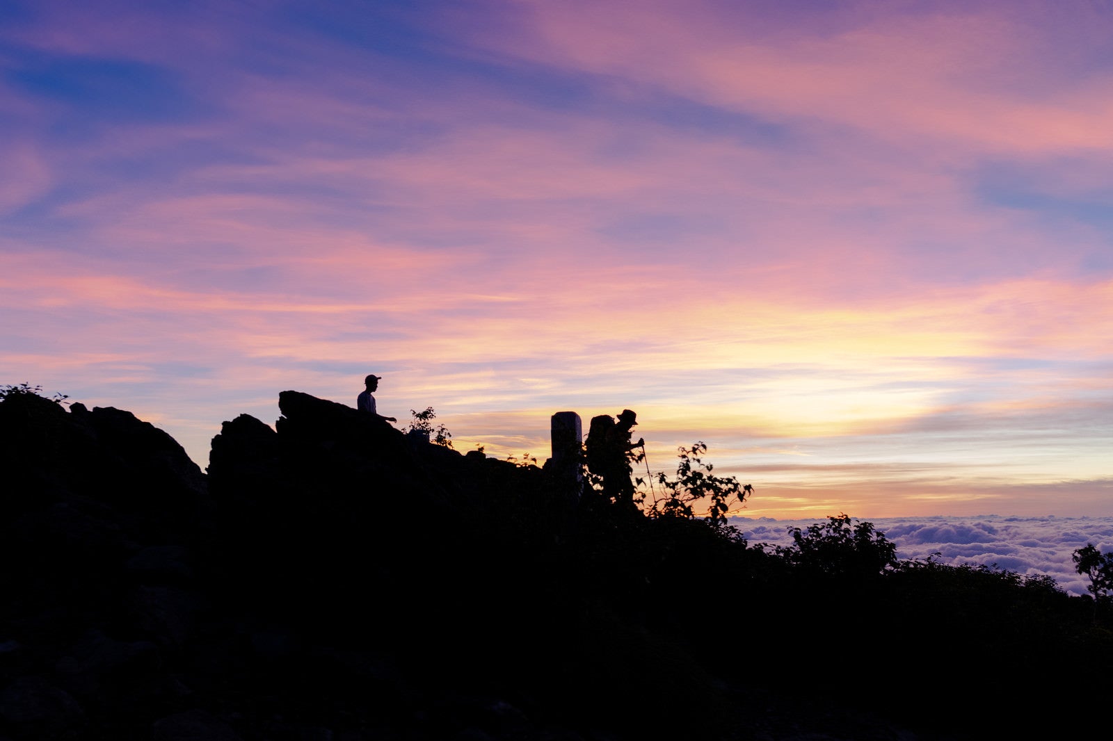 「千枚岳で朝日を拝む登山者達」の写真