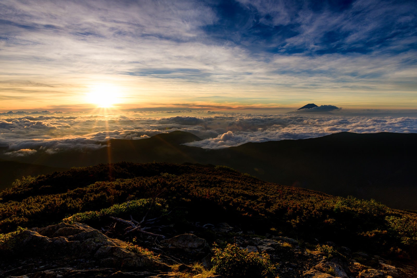 「朝日に照らされる雲海と千枚岳（南アルプス）」の写真