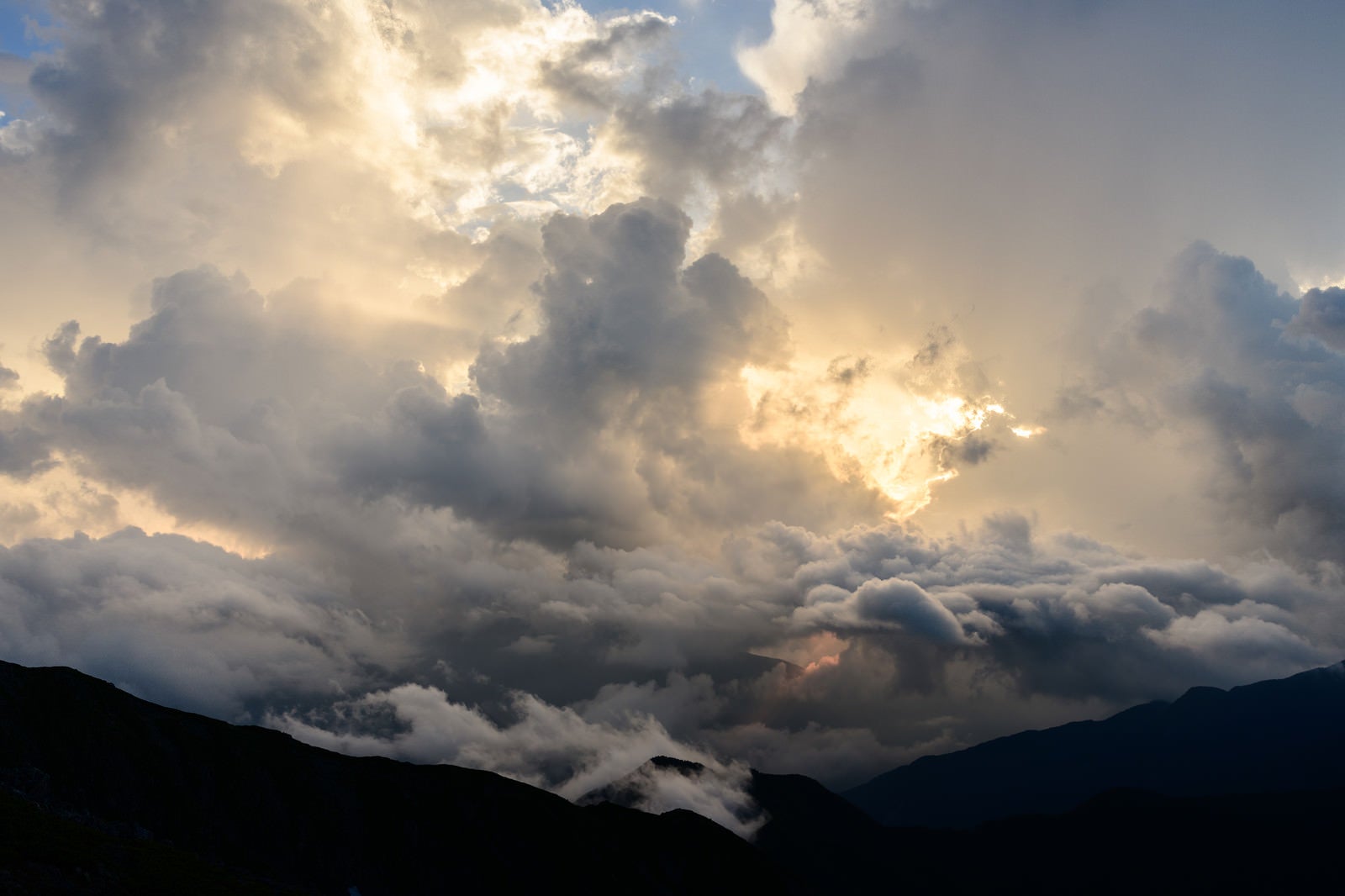 「夕日の光と神々しい雲（南アルプス）」の写真