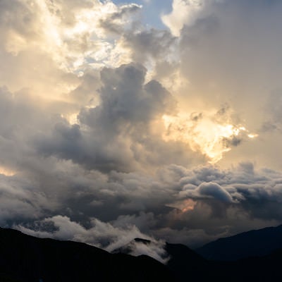 夕日の光と神々しい雲（南アルプス）の写真