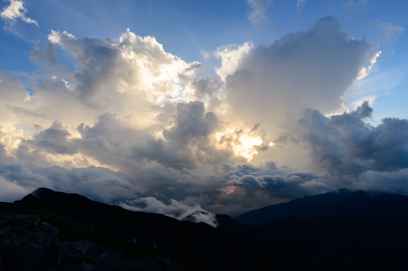 「雲の中から溢れ出る太陽の光（南アルプス）」の写真